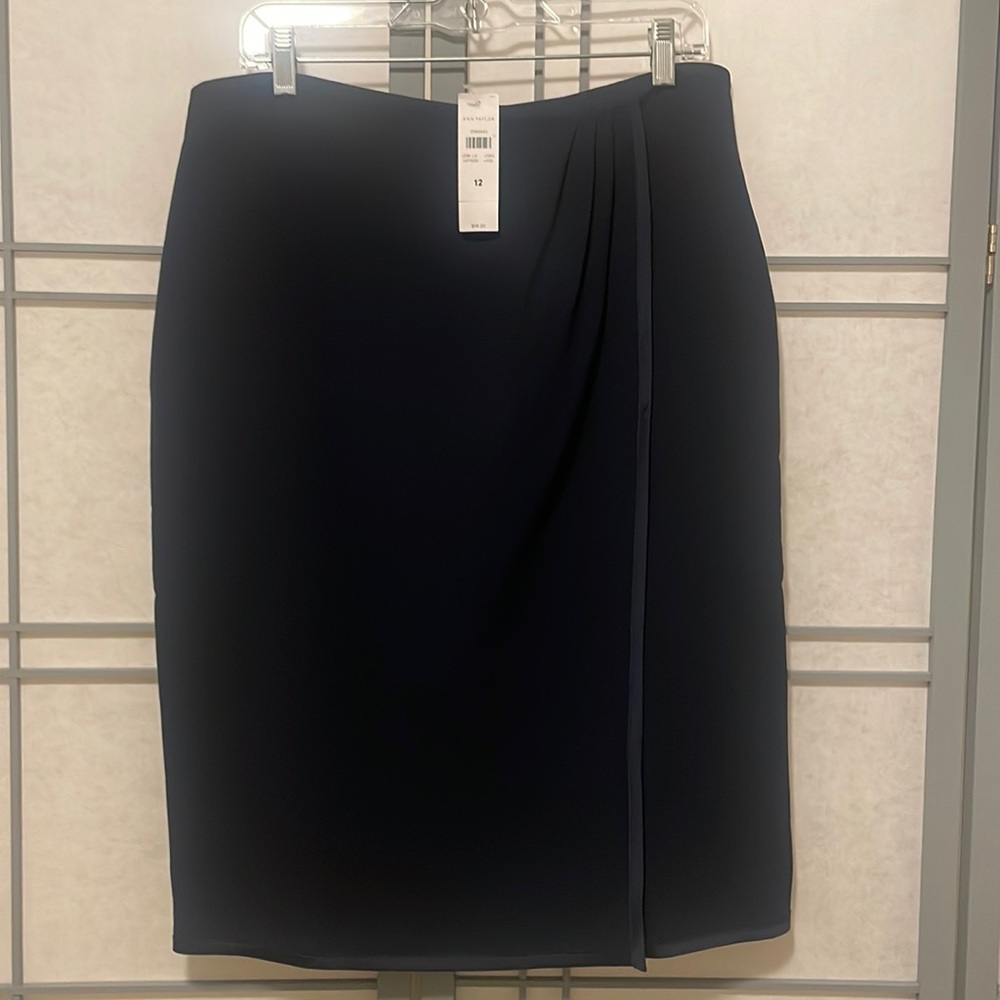 NWT: Ann Taylor Skirt in Navy Blue - Size 12